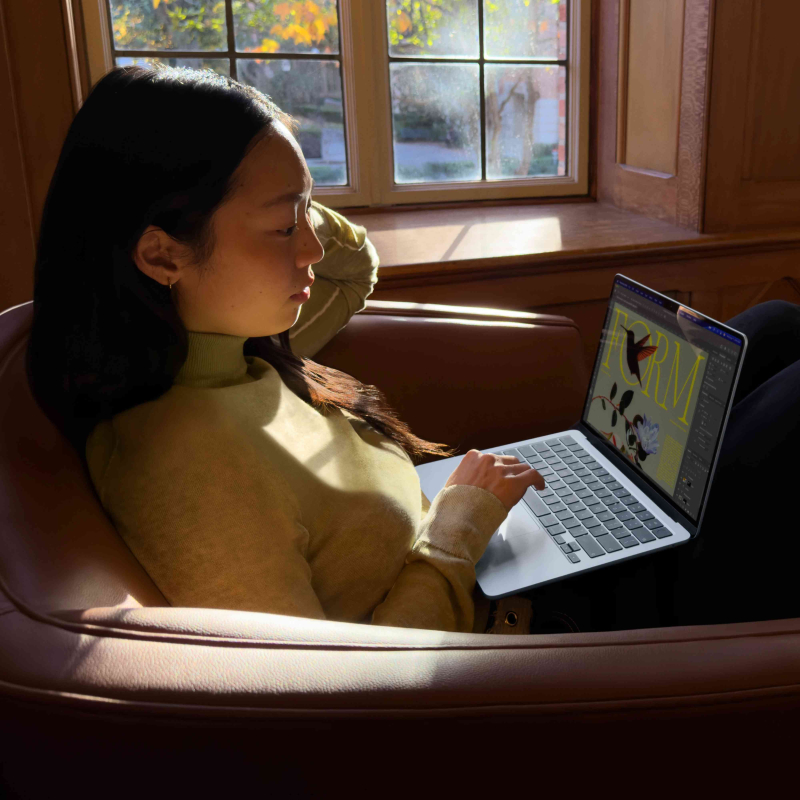 На фото изображено Apple MacBook Air 15" (M5, 10C / 10C, 2026) 16 ГБ, 512 ГБ SSD, Полуночный черный