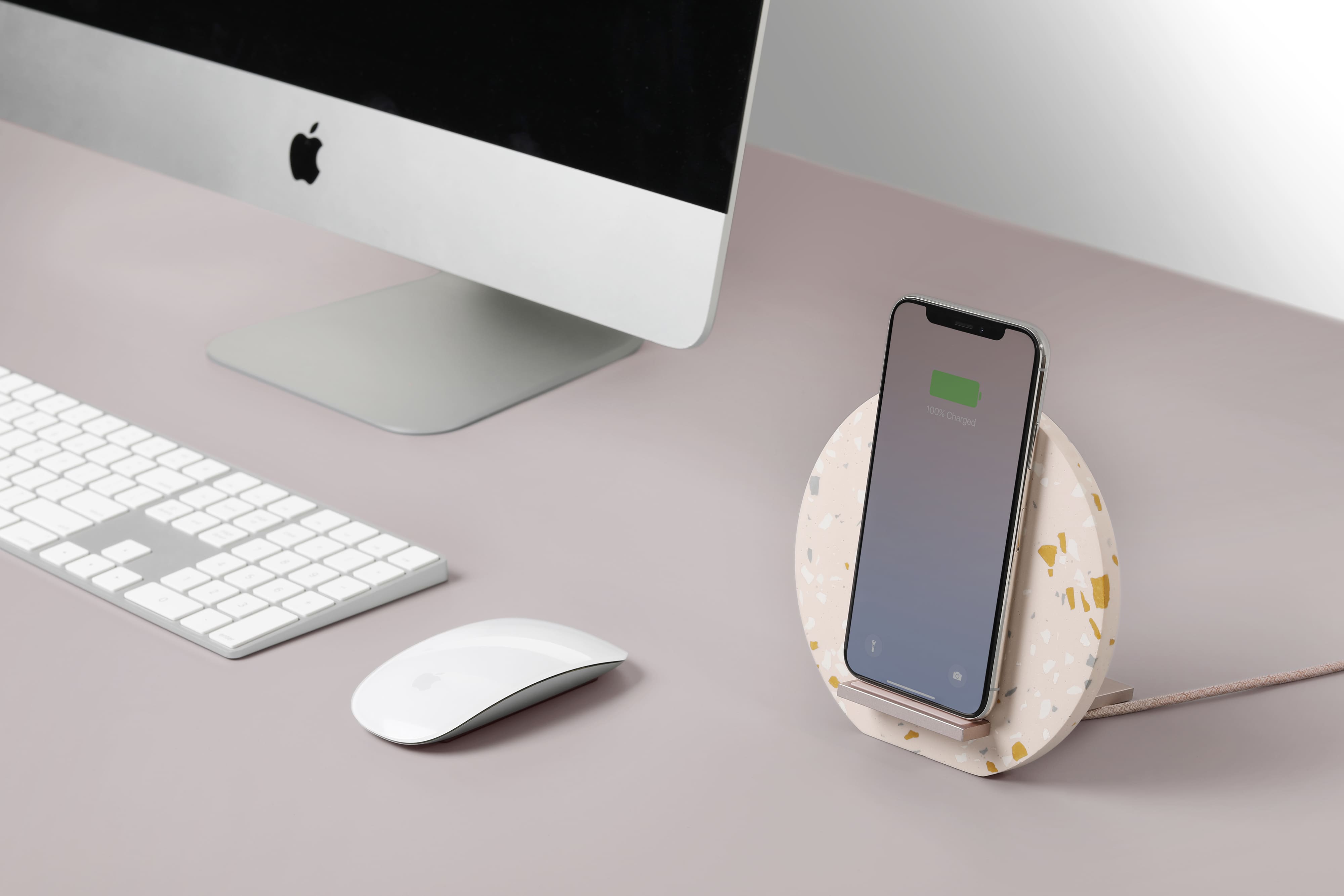 На фото изображено Беспроводное зарядное устройство Native Union Dock Wireless Terrazzo, с подставкой, розовый