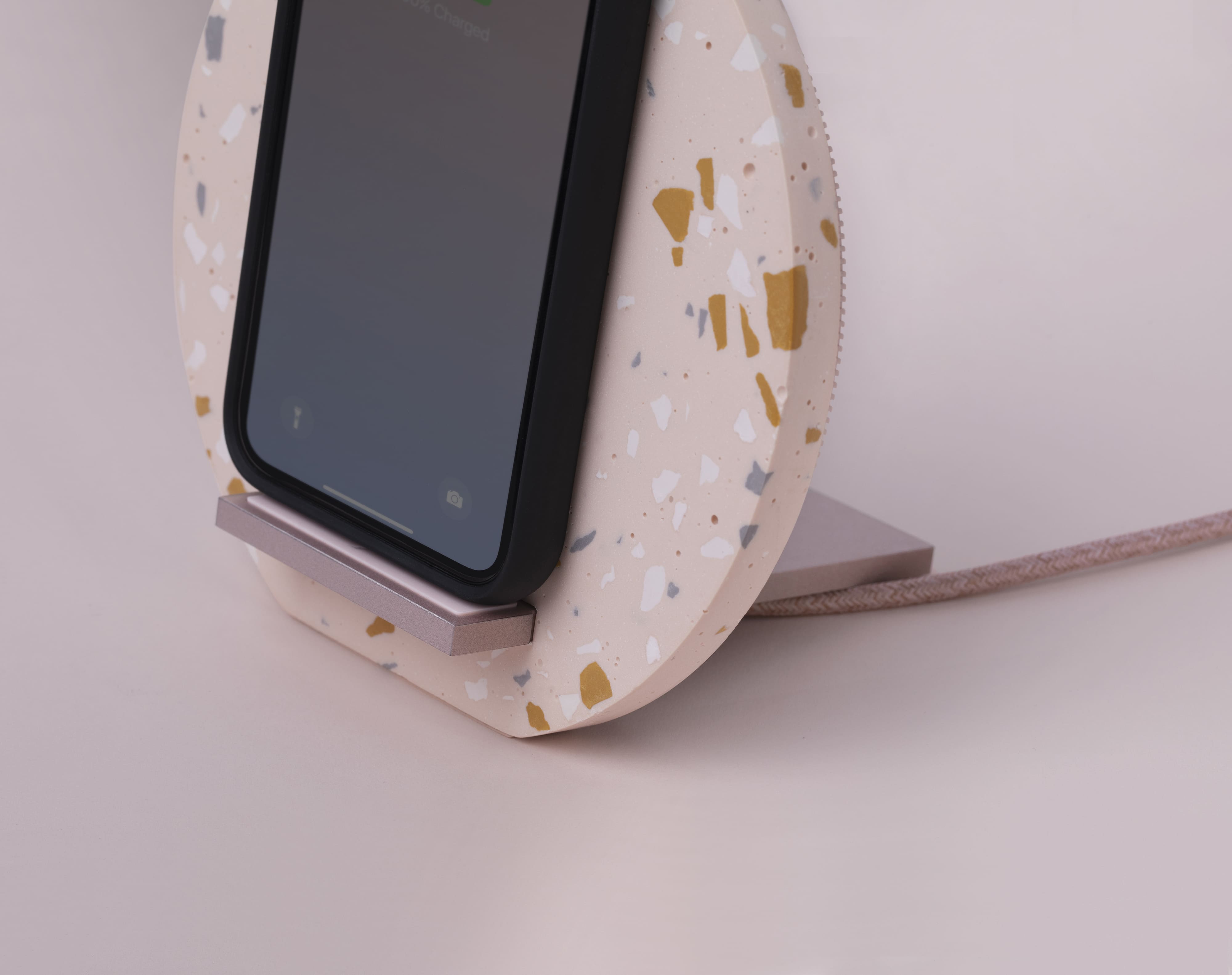 На фото изображено Беспроводное зарядное устройство Native Union Dock Wireless Terrazzo, с подставкой, розовый