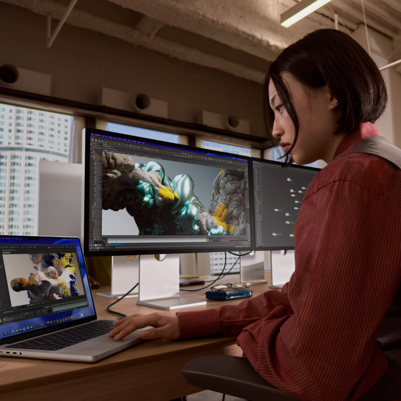 На фото изображено Apple MacBook Pro 16" (M5 Pro, 18C / 20C, 2026) 24 ГБ, 1 ТБ SSD, серебристый