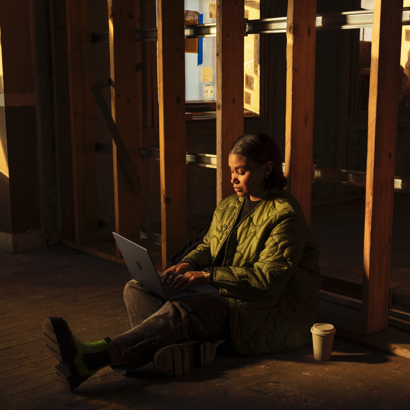 На фото изображено Apple MacBook Pro 16" (M5 Pro, 18C / 20C, 2026) 24 ГБ, 1 ТБ SSD, серебристый